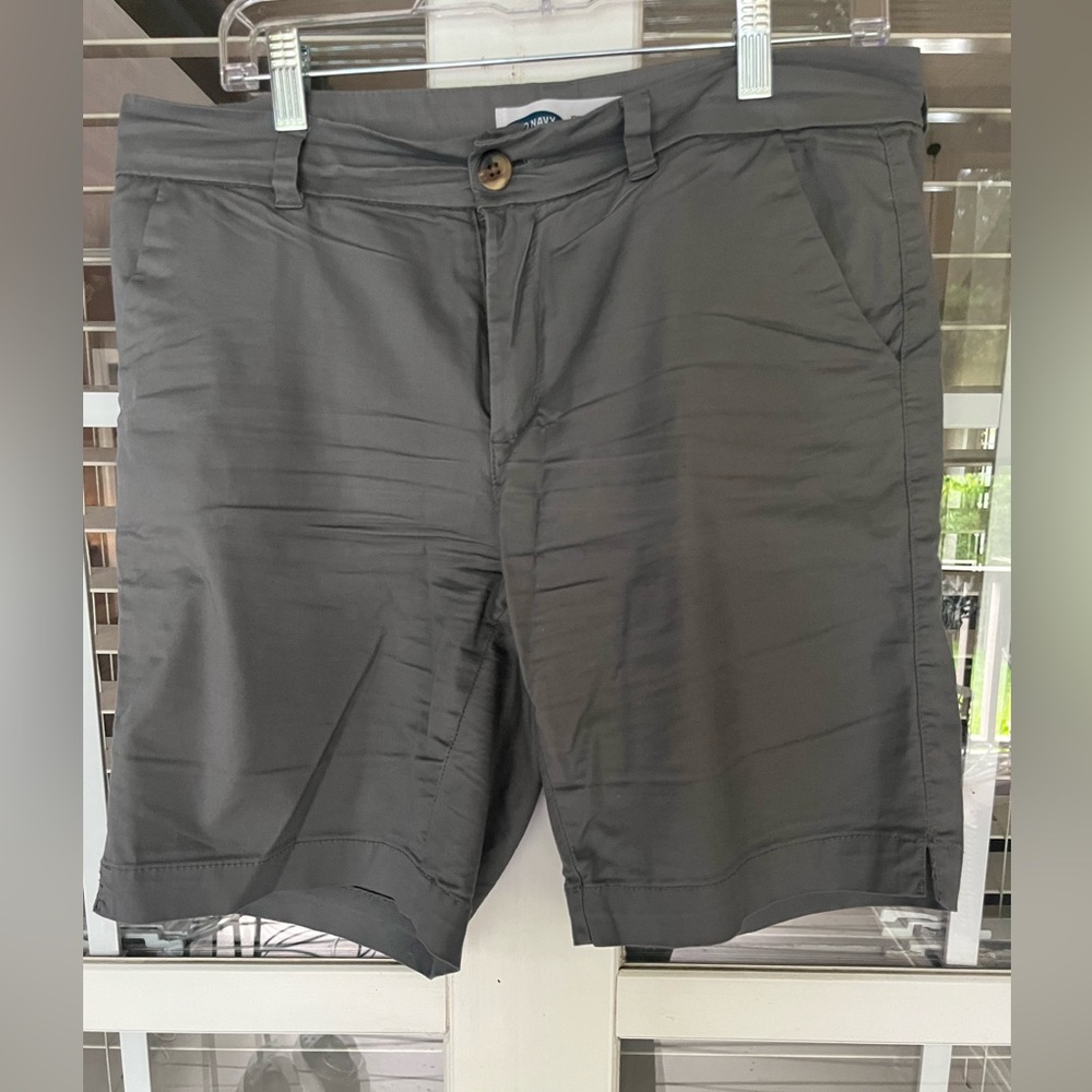 Old Navy size 10 Gray Womens Bermuda shorts